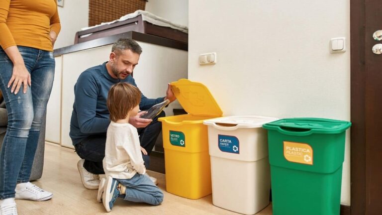 Cleaning Tips: डस्टबिन की बदबू से तुरंत छुटकारा पाने का अनोखा तरीका, आजमाएं ये आसान ट्रिक