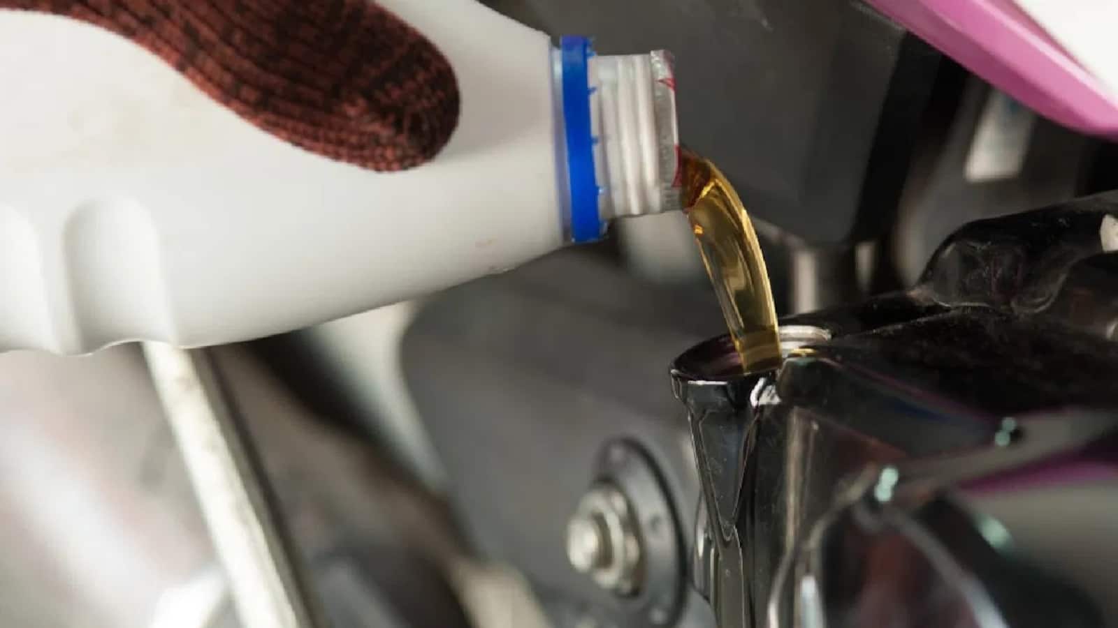 जरा सी लापरवाही बिगाड़ सकती है बाइक के इंजन की सेहत, जानें कब करें ऑयल चेंज