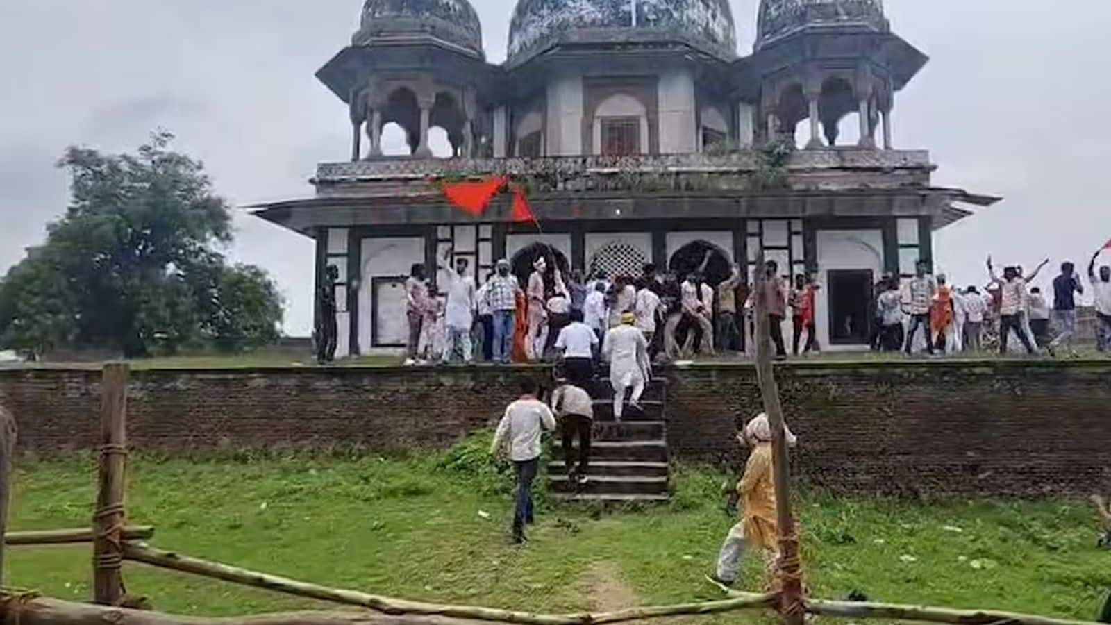 Fatehpur News: यूपी के फतेहपुर में मकबरे में तोड़फोड़ के बाद भारी तनाव, हिंदू संगठनों ने मंदिर होने का किया दावा, देखें वीडियो