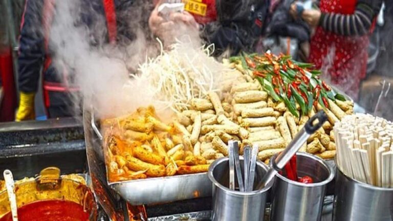 Monsoon Foods: बारिश में खाना है बाहर का? इन 6 स्ट्रीट आइटम्स पर कर सकते हैं आंख बंद कर भरोसा!