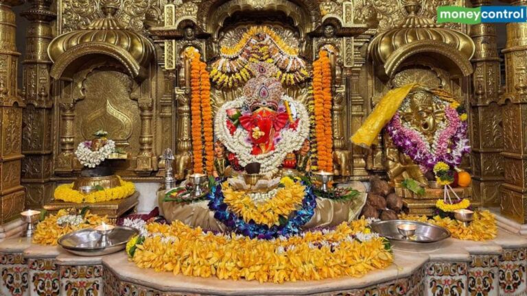 Ganesh Chaturthi 2025: मुंबई के लालबागचा राजा और सिद्धिविनायक मंदिर में भक्तों का उमड़ा सैलाब, तस्वीरों में देखें