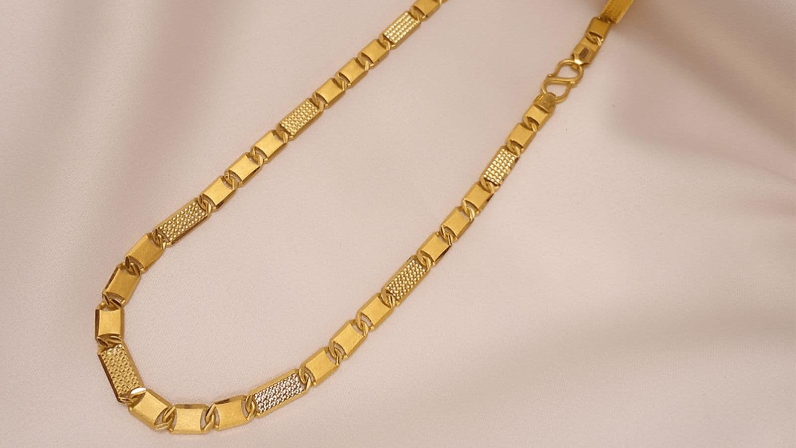 Gold Rate Today: सोने में आई बड़ी गिरावट, जानिये 19 अगस्त को कितना सस्ता हुआ गोल्ड