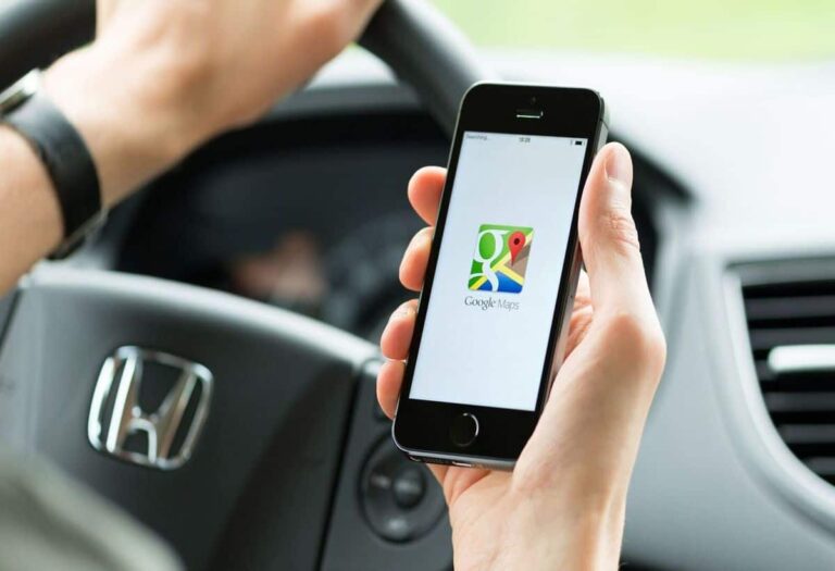 Google Maps पर भरोसा करना  पड़ा भारी! गलत रास्ते का शिकार हुए चार दोस्त...तालाब में जा गिरी कार