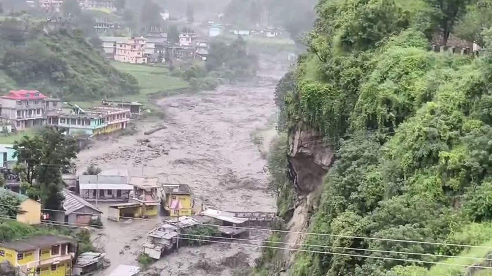 हिमाचल प्रदेश: बादल फटने से कुल्लू में भारी तबाही! शिमला में कई पुल बहे, पानी में डूबा थाना और बस स्टैंड, 325 सड़के बंद