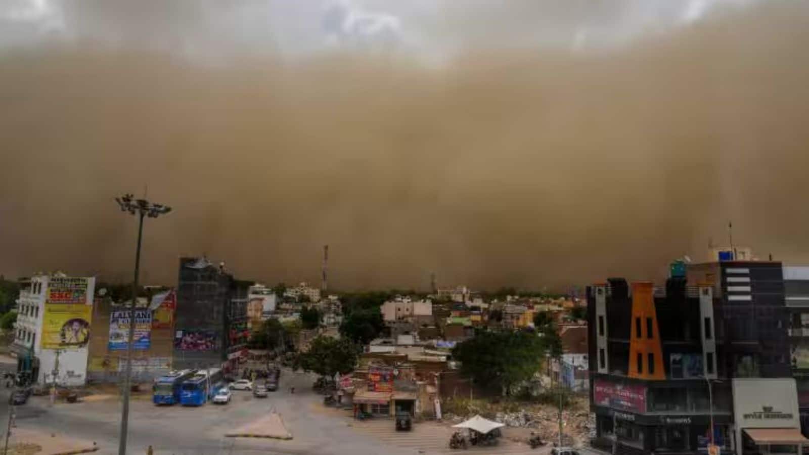 Arizona: अमेरिका के एरिजोना में 'हबूब' तूफान का कहर, पूरे शहर की बिजली हुई गुल, सड़कों पर जीरो विजिबिलिटी