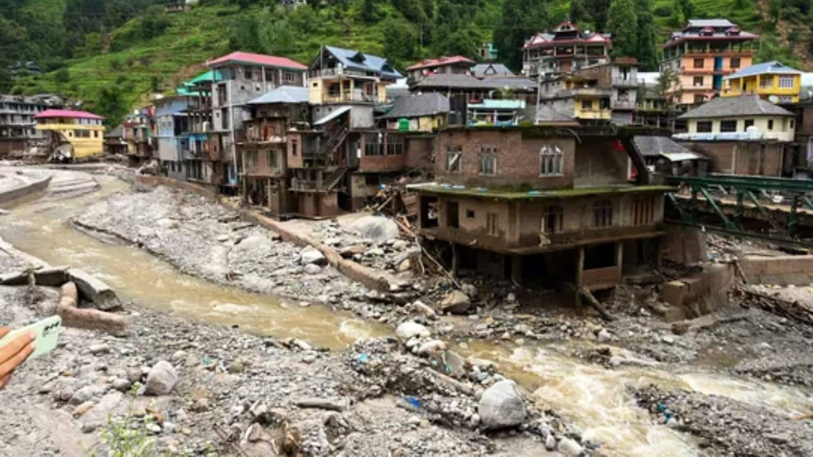 हिमाचल में बादल फटने से बाढ़ का कहर, 300 से अधिक सड़कें बंद, IMD ने जारी किया ऑरेंज अलर्ट