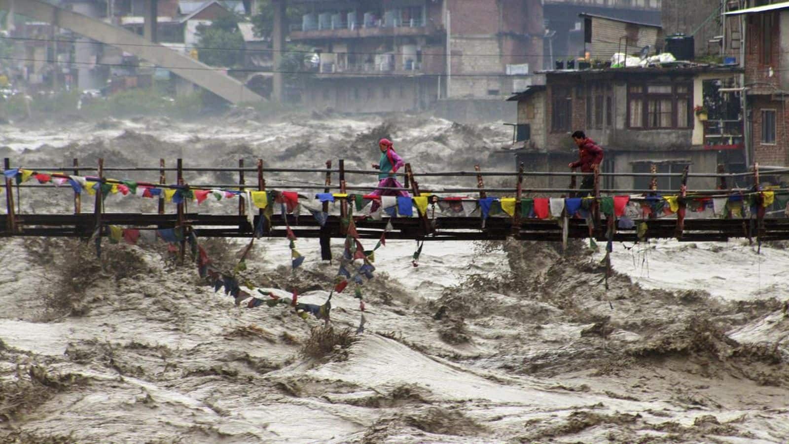 Himachal News: हिमाचल में बाढ़ से अबतक 320 लोगों की मौत! ₹3,000 करोड़ से अधिक का नुकसान, 800 सड़कें बंद
