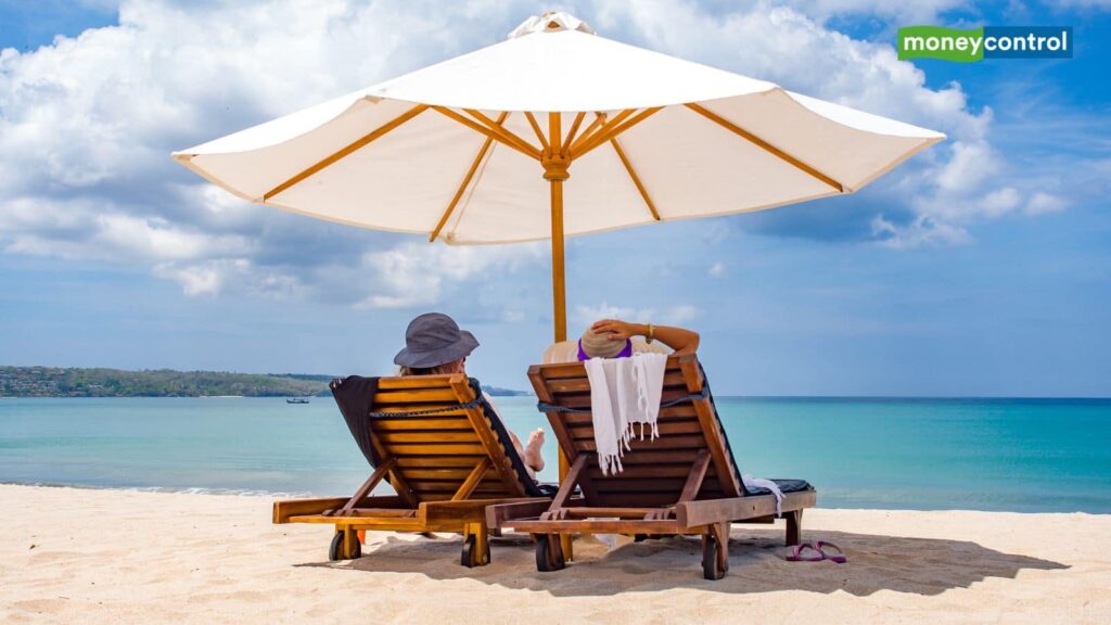 Holiday Calendar: सरकारी कर्मचारियों की बल्ले-बल्ले...साल में मिलेंगी 44 छुट्टियां, जारी हुआ हॉलीडे कैलेंडर