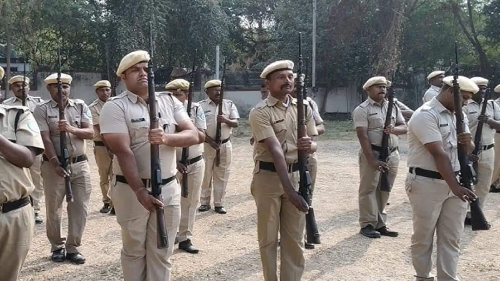 UP News: पुलिस की बड़ी लापरवाही! आजमगढ़ में 24 साल से नौकरी कर रहा होमगार्ड निकला हिस्ट्रीशीटर, रेप-चोरी समेत 8 गंभीर आरोप