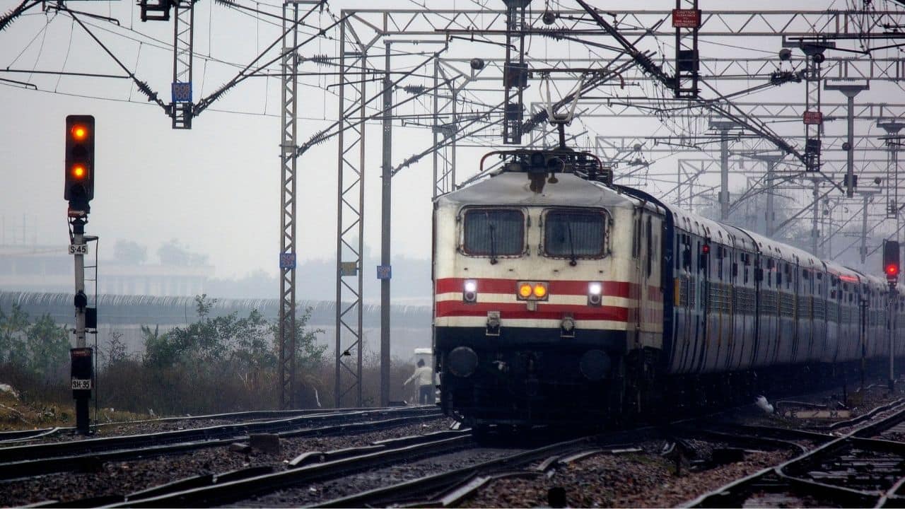 Indian Railway: रेलवे का ऐसा नियम जिसे 90% यात्री नहीं जानते, जानिए रात में टिकट चेकिंग का सच!