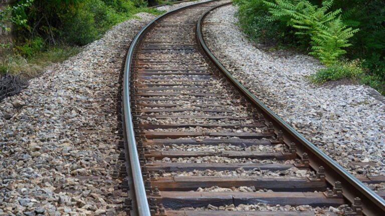 Indian Railways Facts: रेलवे ट्रैक पर क्यों डाली जाती है गिट्टी? जानें असली वजह