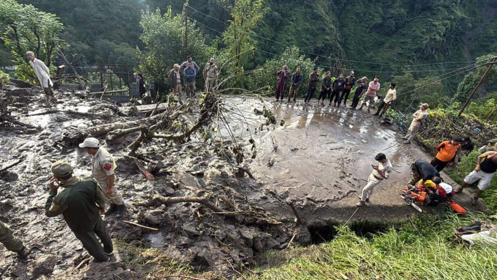 Jammu Kashmir Cloudburst: रियासी में भूस्खलन से एक परिवार के 7 लोगों की मौत, रामबन में बादल फटने से 3 की गई जान