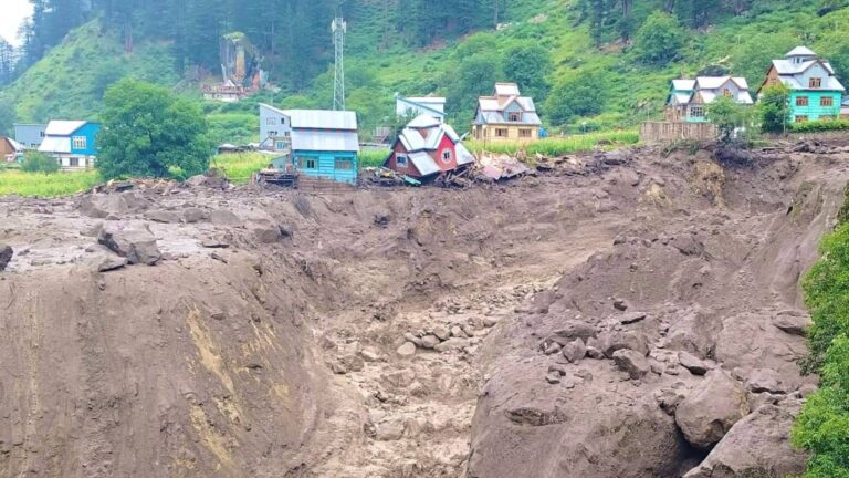 Jammu Kashmir Cloudburst: किश्तवाड़ के चिशोती में बदल फटने से 32 लोगों की मौत, 120 घायल, अब भी कई फंसे