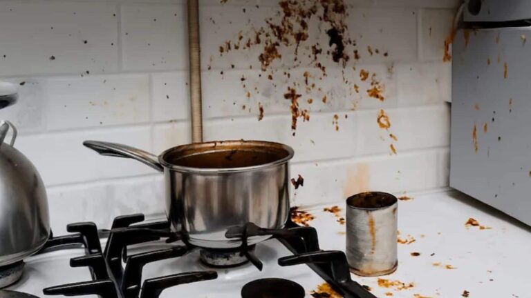 Tips and Tricks: रसोई की दीवारों पर जमी चिकनाई का होगा मिनटों में सफाया, जानें आसान ट्रिक्स!