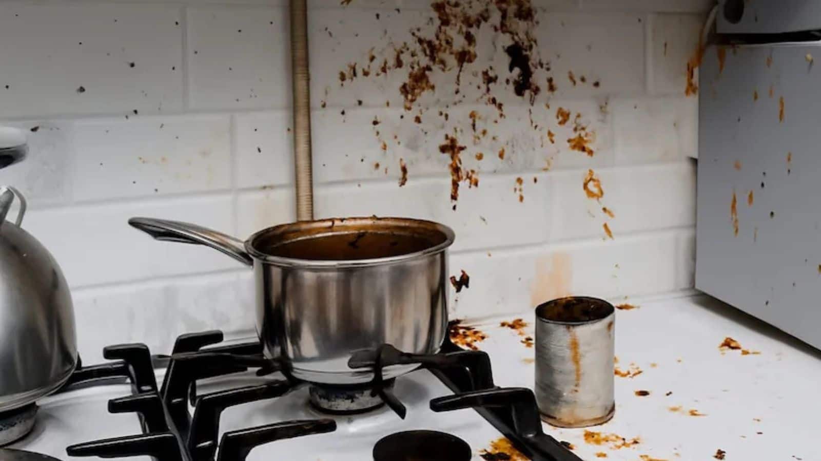 Tips and Tricks: रसोई की दीवारों पर जमी चिकनाई का होगा मिनटों में सफाया, जानें आसान ट्रिक्स!