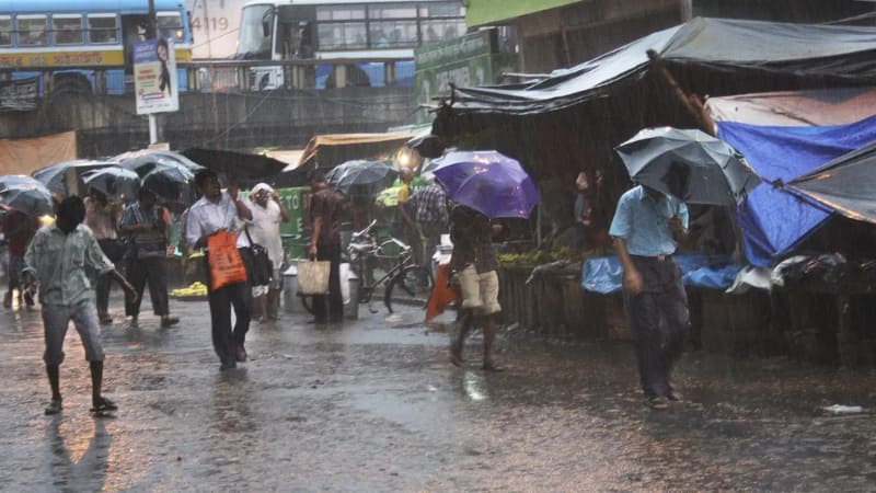 IMD Weather Alert: दक्षिण बंगाल में मौसम ने ली करवट, लगातार बारिश और गरज के साथ आएंगे तूफान