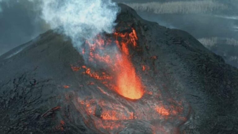 Volcano Erupts: रूस में भयंकर भूकंप के बाद अब फटा ज्वालामुखी, 450 साल बाद दिखा ऐसा नजारा
