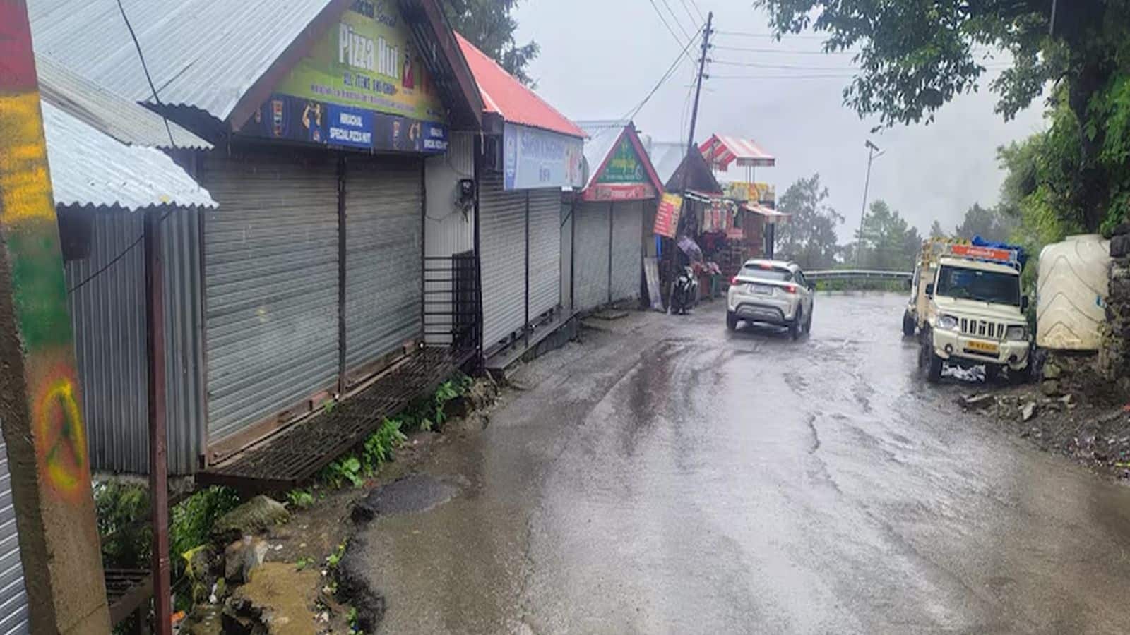 Kufri Ground Report: हिमाचल के मशहूर टूरिस्ट प्लेस कुफरी में लॉकडाउन जैसी स्थिति! दुकानें बंद और सड़कों पर पसरा सन्नाटा, जानें क्यों