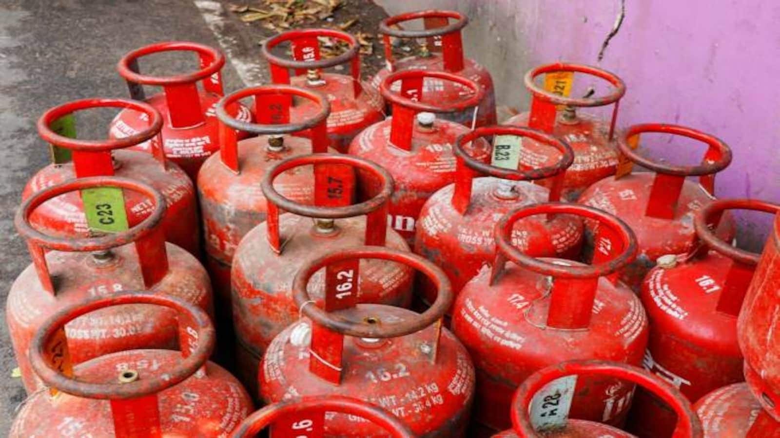 LPG cylinder price: कमर्शियल LPG सिलेंडर हुआ ₹51 सस्ता, घरेलू सिलेंडर की कीमतों में बदलाव नहीं