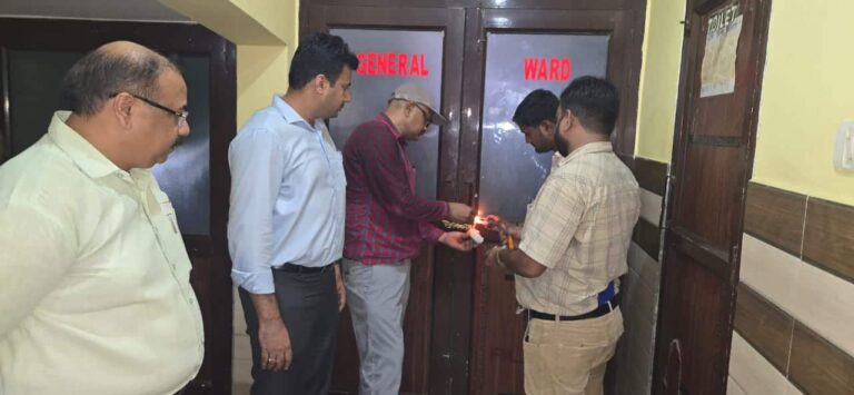 Lakhimpur Kheri: झोले में बेटे का शव लेकर कलेक्ट्रेट पहुंचा पिता, अब DM ने अस्पताल पर की बड़ी कार्रवाई