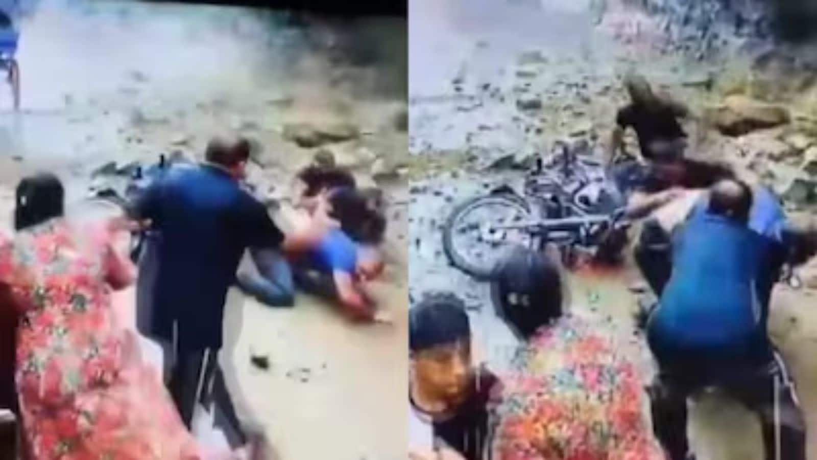 Video: हरिद्वार में बाइक सवार युवकों पर अचानक भरभराकर गिरा मलबा, बाल-बाल बची जान