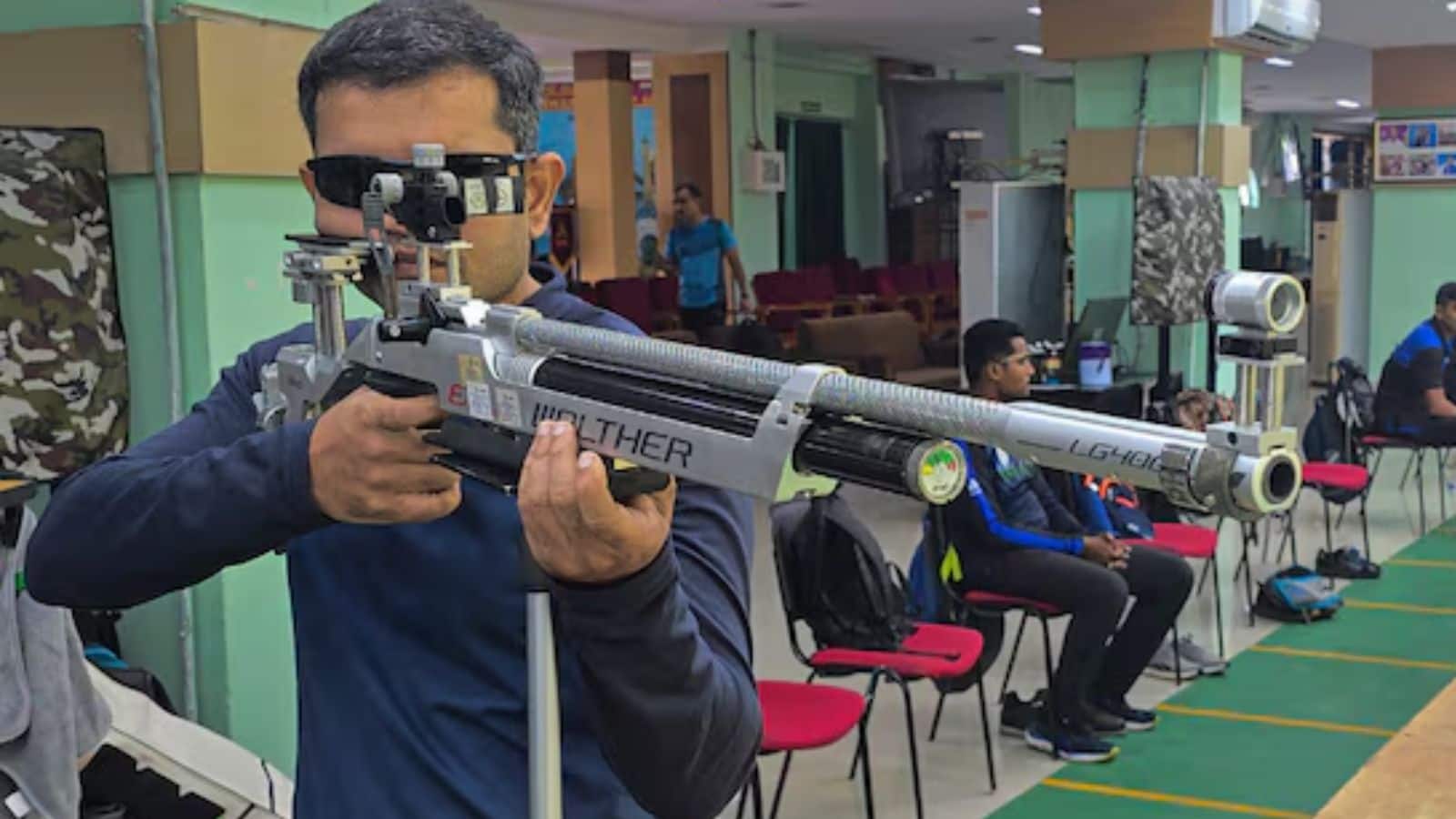 हादसे में गंवाईं आखें फिर भी नहीं मानी हार... लगाते हैं सटीक निशाना, कमाल की है लेफ्टिनेंट कर्नल द्वारकेश की कहानी