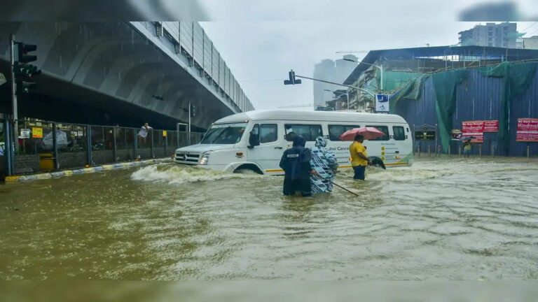 Mumbai Rain Alert: आसमानी आफत से थमी मुंबई! खिड़की तोड़कर निकाले गए मोनोरेल के यात्री, रेड अलर्ट जारी