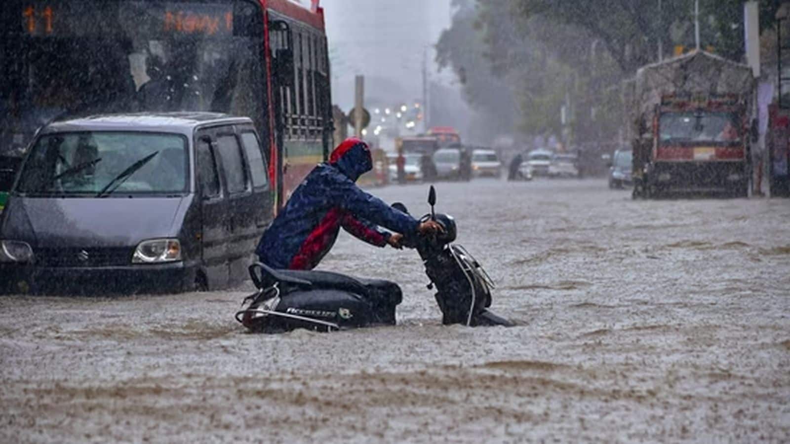 Heavy Rain Alert: दिल्ली-NCR और गुजरात में मुंबई की तरह बरसेंगे बादल! कश्मीर में भारी बारिश से आई बाढ़, हिमाचल में स्कूल-कॉलेज बंद