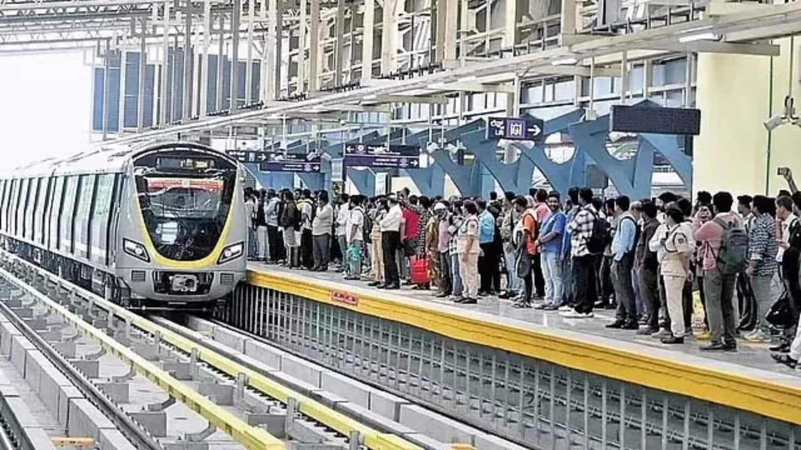 Delhi Metro news: येलो लाइन पर मेट्रो रेंग-रेंग कर चली, विश्वविद्यालय से केंद्रीय सचिवालय के बीच सर्विस प्रभावित, यात्रियों की मुश्किलें बढ़ी