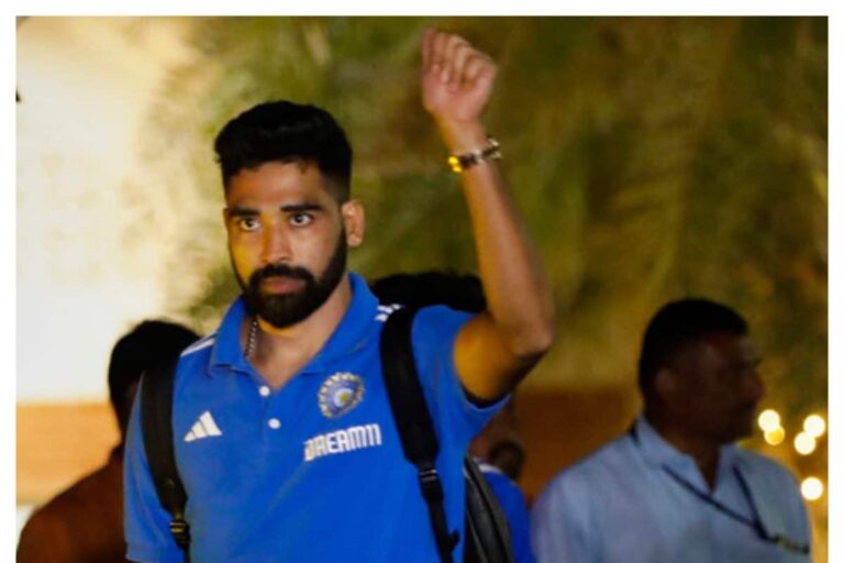 VIDEO: सिराज संग सेल्फी के लिए लगी लंबी लाइन, इंग्लैंड से हैदराबाद लौटा पेसर