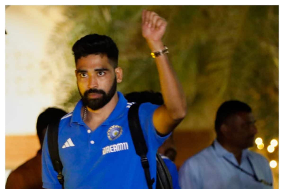 VIDEO: सिराज संग सेल्फी के लिए लगी लंबी लाइन, इंग्लैंड से हैदराबाद लौटा पेसर