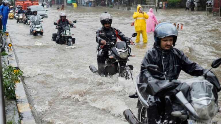 Mumbai Rain Updates: मुंबई हुई पानी-पानी! आज भी कहर बरसाएगी बारिश, रेड अलर्ट जारी, पूरे महाराष्ट्र में 21 लोगों की मौत