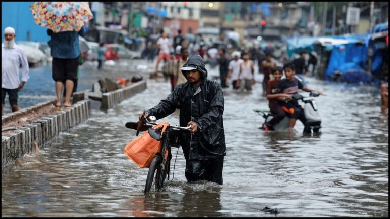 Mumbai Rains: मुंबई में भारी बारिश से हाहाकार! स्कूल-कॉलेज बंद, IMD ने जारी किया रेड अलर्ट