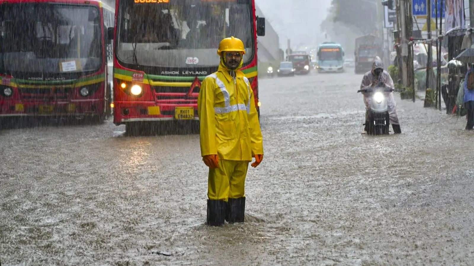 मुंबई में आज भी बरसेगी आसमान से आफत! 24 घंटे में 6 लोगों की मौत, इन इलाकों में रेड अलर्ट जारी