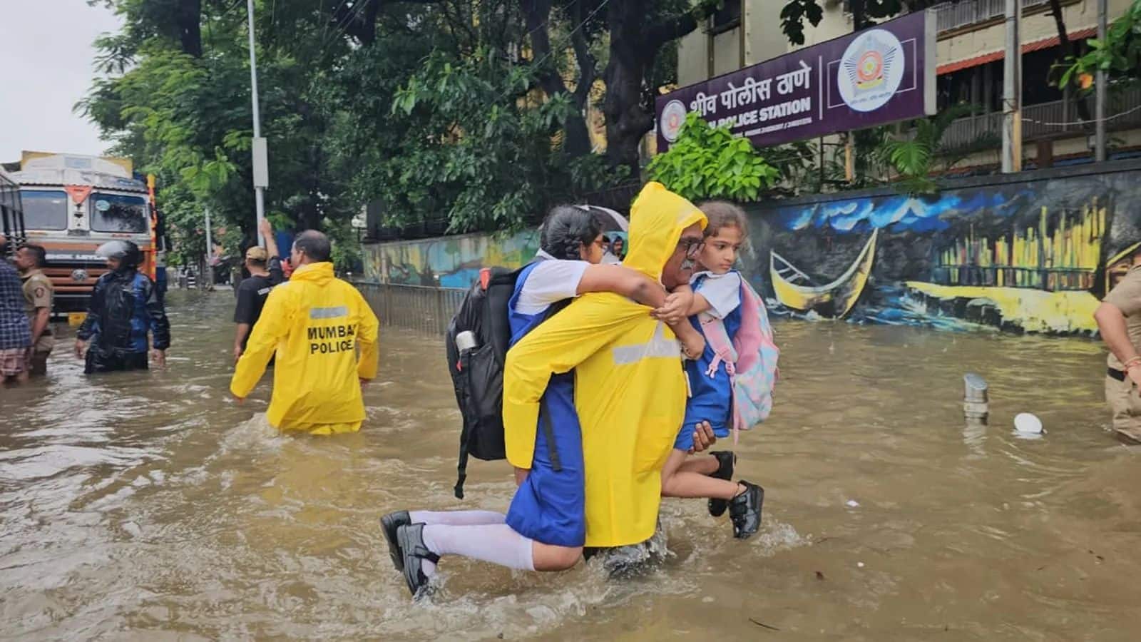Nanded Rain: नांदेड़ में भारी बारिश के बाद 200 लोग बाढ़ में फंसे! बादल फटने से 5 लापता, रेस्क्यू के लिए सेना बुलाई गई