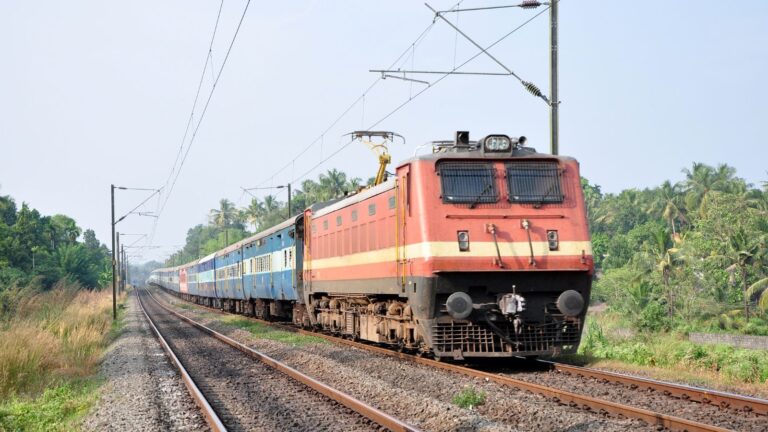 Indian Railways: 90% लोग नहीं जानते, टिकट के साथ मिलती हैं ये 6 कमाल की सुविधाएं!