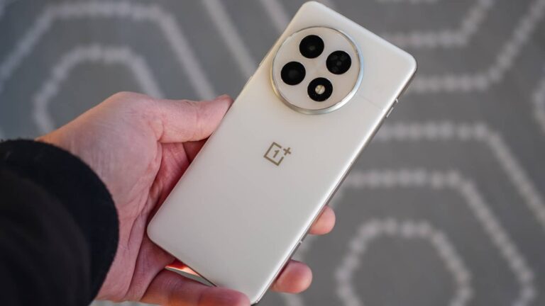 Amazon Great Freedom Festival Sale 2025: OnePlus 13s पर मिल रही भारी छूट, 52 हजार से भी कम हुई कीमत