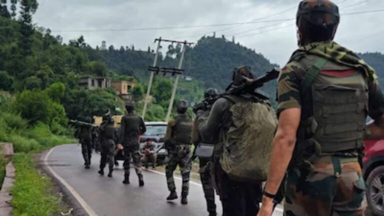 Kulgam Encounter: जम्मू-कश्मीर के कुलगाम में आतंकियों से मुठभेड़ में 2 जवान शहीद, 9वें दिन भी जारी है 'ऑपरेशन अखल'