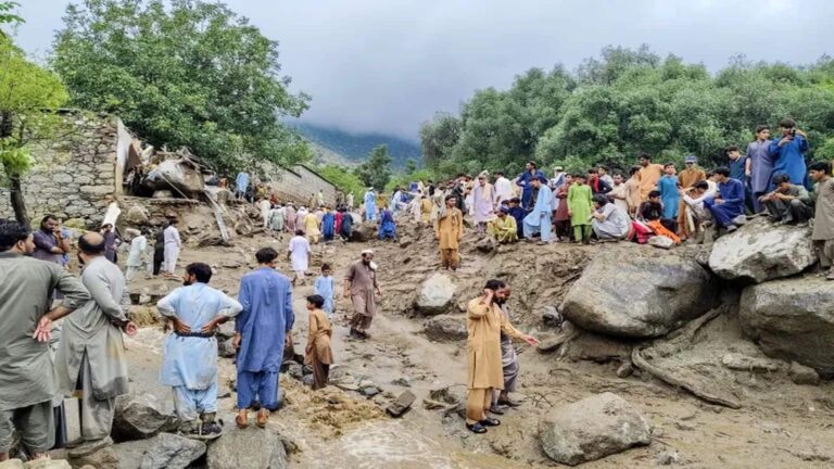 Pakistan Rain-Floods: पाकिस्तान में बारिश-बाढ़ और बादल फटने से 154 लोगों की मौत, राहत सामग्री ले जा रहा हेलीकॉप्टर क्रैश, 5 मरे