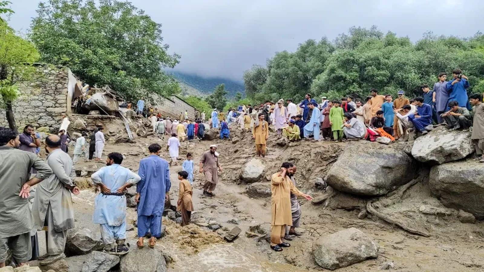 Pakistan Rain-Floods: पाकिस्तान में बारिश-बाढ़ और बादल फटने से 154 लोगों की मौत, राहत सामग्री ले जा रहा हेलीकॉप्टर क्रैश, 5 मरे
