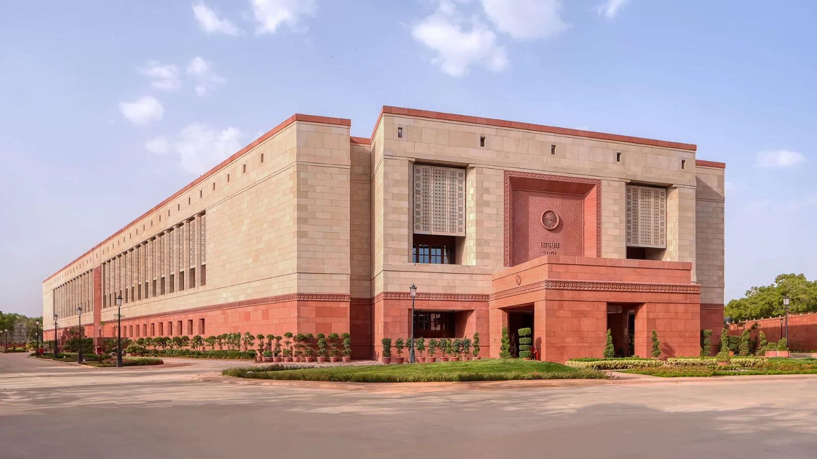 संसद भवन में बड़ी सुरक्षा चूक! दीवार फांदकर अंदर पहुंचा शख्स, सुरक्षा कर्मियों ने पकड़ा