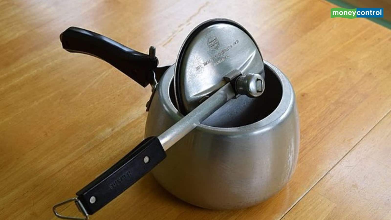 अपने प्रेशर कुकर का एक्सपायरी डेट चेक किया क्या! डॉक्टर से जानिए 10 साल से पुराना कुकर यूज करना कितना खतरनाक