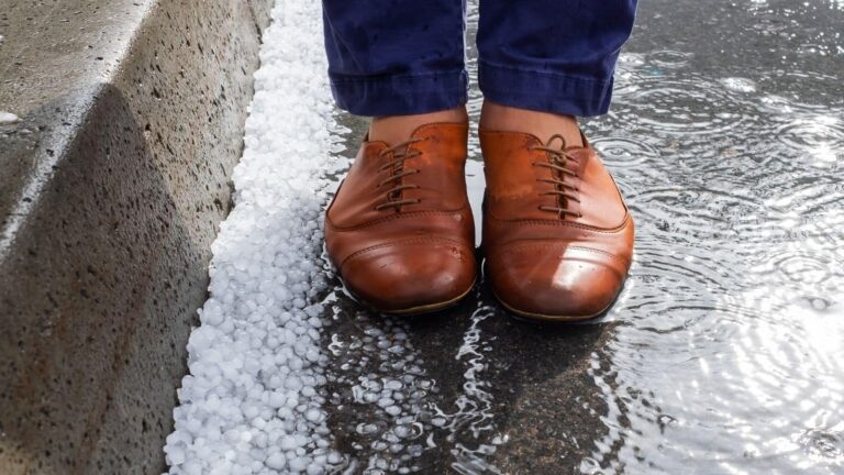 Monsoon Tips: गीले जूतों को सूखाने का सीक्रेट ट्रिक, जिससे आपकी परेशानी होगी खत्म!