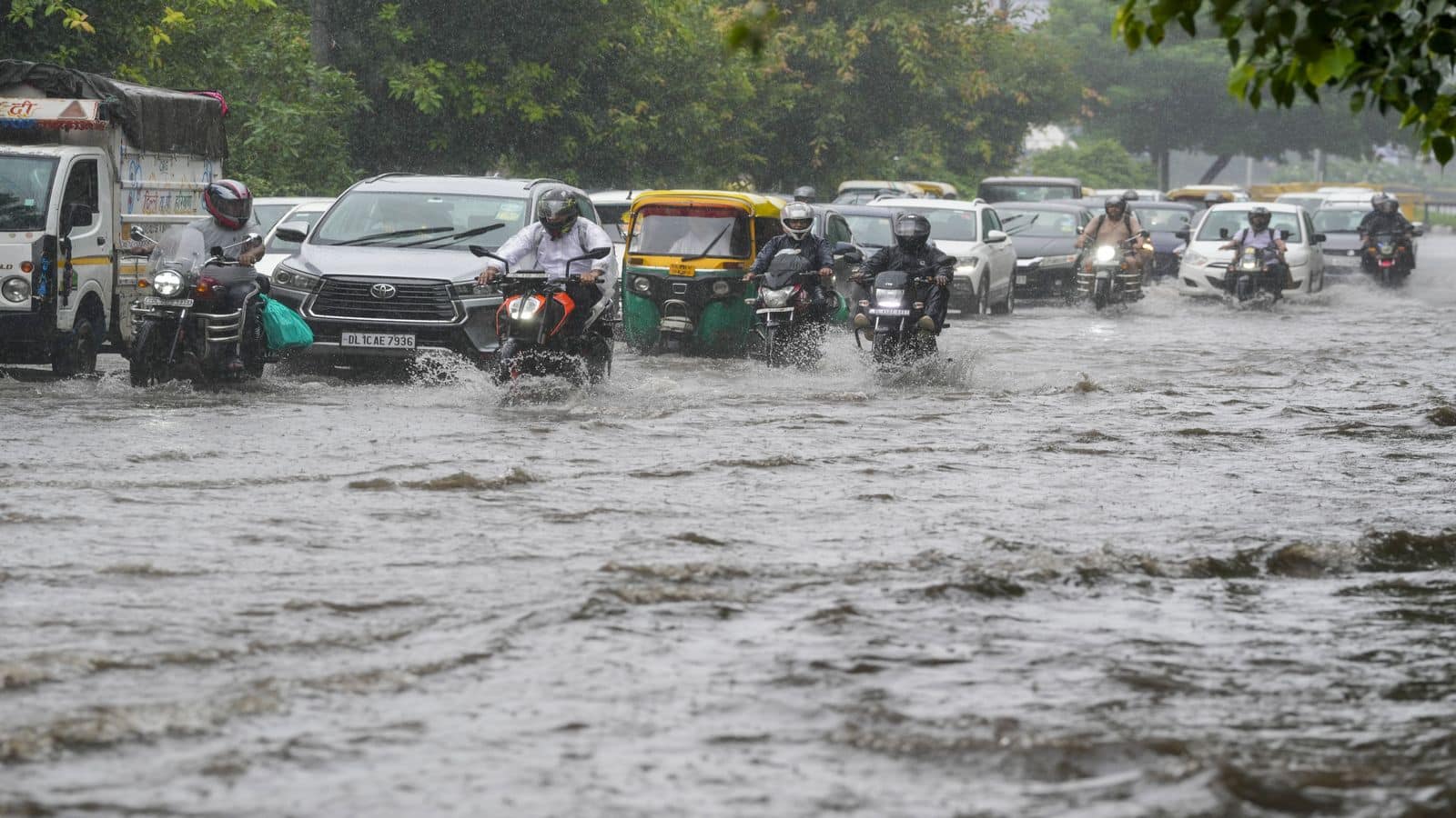 Delhi Rain Alert: दिल्ली में आसमान से बरसी आफत! वसंत विहार में दीवार गिरने से दो बच्चों की मौत, कालकाजी में भी बड़ा हादसा