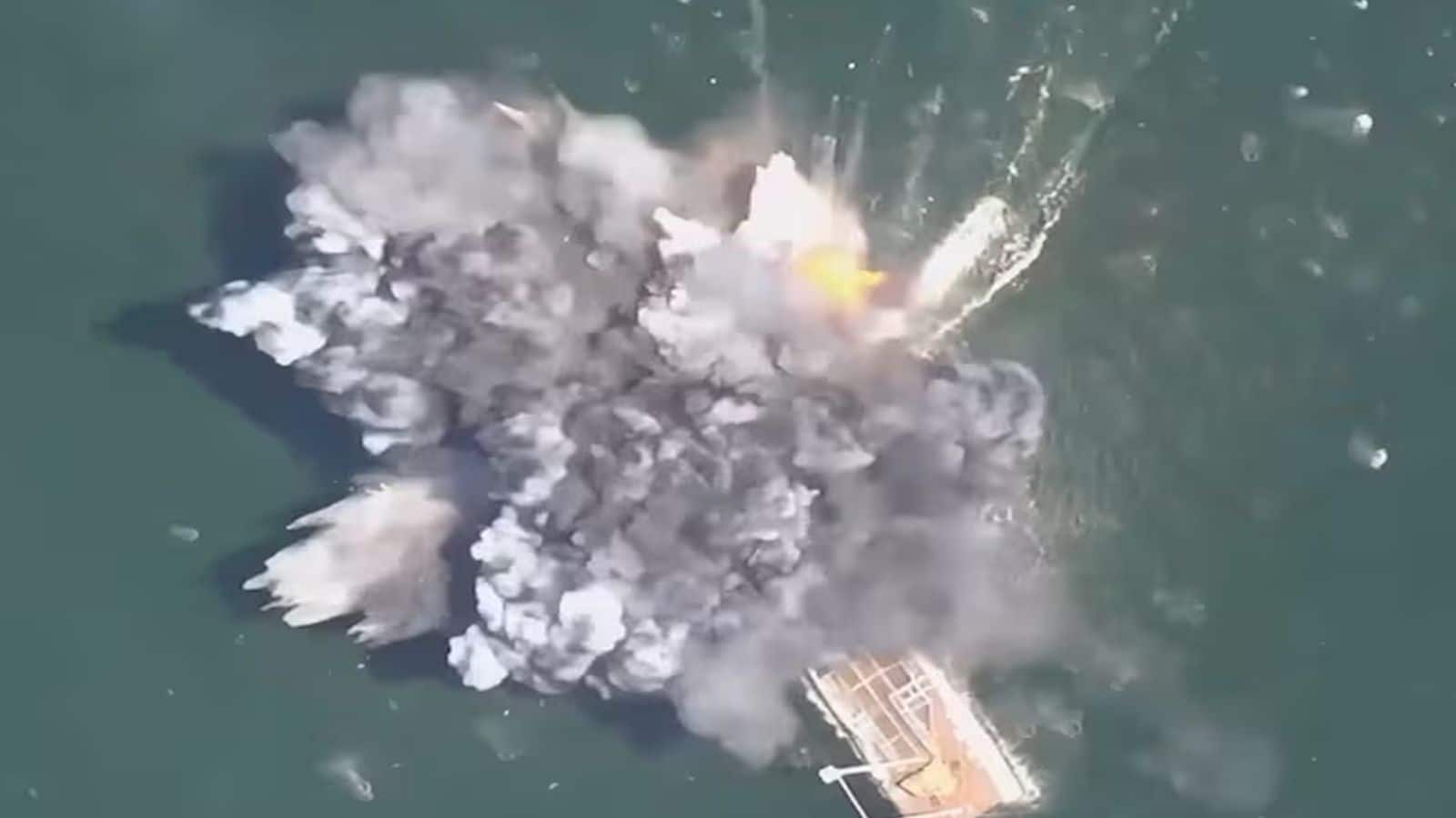 Russia-Ukraine War: रूस ने यूक्रेन के सबसे बड़े जहाज को किया तबाह, पुतिन के 'समुद्री ड्रोन' ने पल भर में किया ध्वस्त, देखें वीडियो