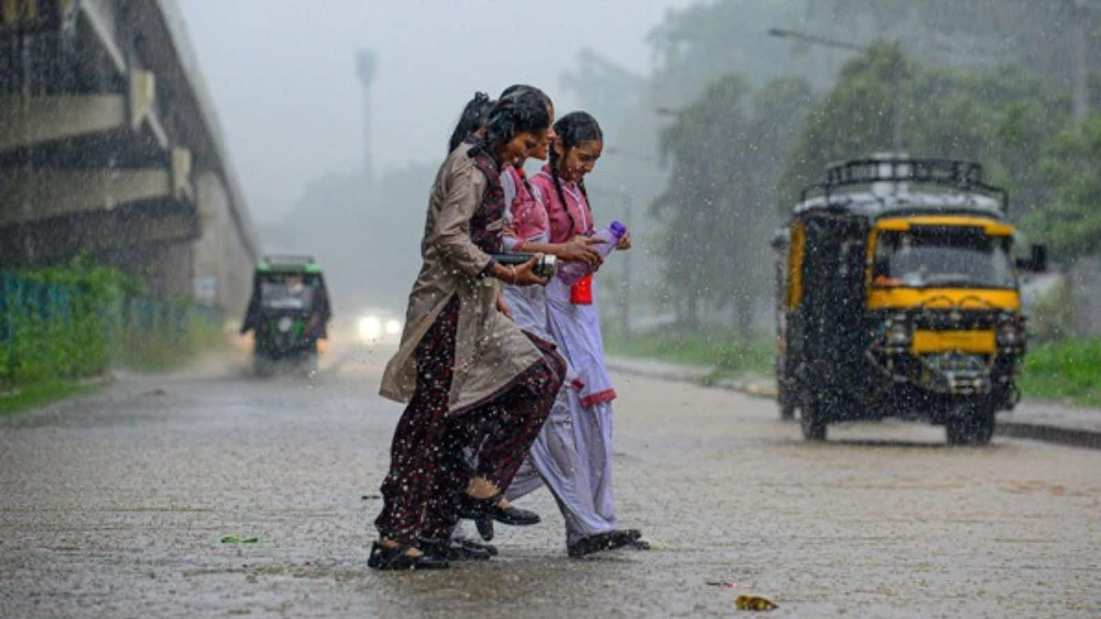 Bihar Rain Alert: 10 अगस्त तक बिहार में बारिश का येलो एलर्ट, राज्य में नदियां उफान पर