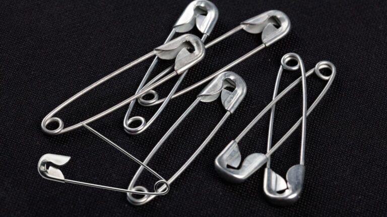 Safety pin hacks: 1 इंच की पिन कैसे बचाएगी आपकी बड़ी मुश्किलें, जानिए 5 शानदार हैक्स