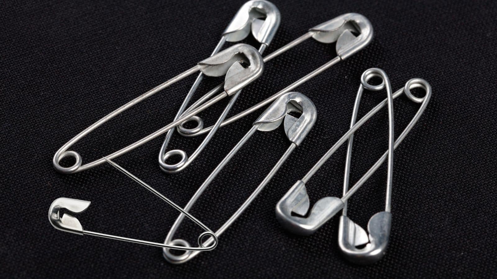 Safety pin hacks: 1 इंच की पिन कैसे बचाएगी आपकी बड़ी मुश्किलें, जानिए 5 शानदार हैक्स