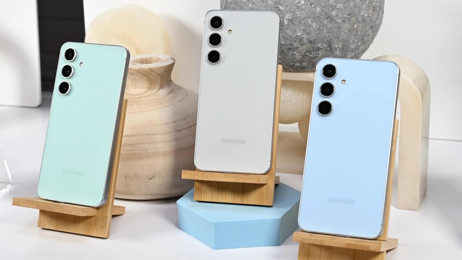 Samsung के इस प्रीमियम स्मार्टफोन पर मिल रहा 25000 रुपये का डिस्काउंट, जानें कीमत और ऑफर