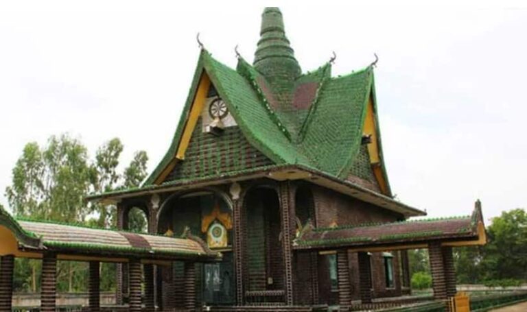 Thailand: बीयर की बोतलों से बना ये मंदिर क्यों है खास? थाईलैंड के इस इमारत की कहानी सुन चौंक जाएंगे आप!